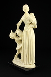 Скульптор A.Santini. Фигура девушки с детьми на подставке. Италия, фото №7