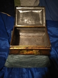 Старая жестяная коробка в форме сундучка, фото №10