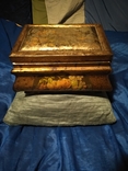 Старая жестяная коробка в форме сундучка, фото №2