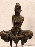 Бронзовая статуэтка " Девушка на стуле "- бронза, латунь., фото №2