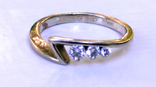 Новое золотое кольцо с 3мя бриллиантами, фото №2