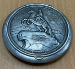 Серебряная пудреница 875 пробы с изображением памятника Петру I, фото №2