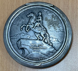 Серебряная пудреница 875 пробы с изображением памятника Петру I, фото №3