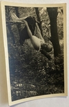Фото (9,5*14,5 см.) "Пожилой спортсмен на перекладине в лесу", 70-е г.г.. (1), фото №2
