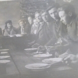Молоді люди за столом, Зах. Україна за Польщі, до 1939, фото №5
