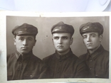 Фото 1932 р. Три винищувачі. Бутоньєрки військової фельдшерської служби. Відділ комунікацій, фото №4