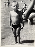 Мальчик на море в плавках, фото №2