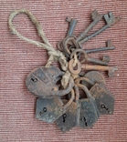 A bunch of 7 keys, 6 locks., photo number 3