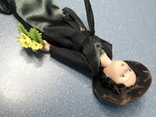 Фарфоровая кукла "Дама в черном с цветами", фото №3