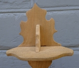 Миниатюрная деревянная полочка для статуэтки, фото №5