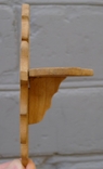 Миниатюрная деревянная полочка для статуэтки, фото №8