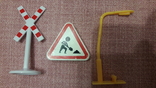Столб фонарный с отбойником, дорожные знаки, фото №7