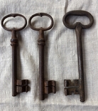 3 старовинні великі ключі від Австрійських камяниць, фото №2
