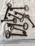 9 старовинних великих ключів ,від Австрійських камяниць, фото №2