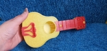 Детская пластиковая игрушечная гитара ссср, фото №4