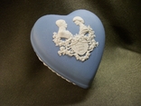 11С2 Шкатулка в форме сердца. Принц Чарльз и принцесса Диана. Бисквит. Wedgwood, фото №3