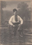 Українець у вишиванці та шапці. Велике фото на паспарту, фото №3