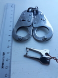 Ключ від наручників на пальці, фото №2