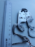 Ключ від наручників на пальці, фото №6