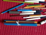 Кучка карандашей и фломастеров, фото №3