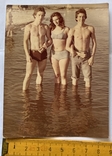 Фото Парни с девушкой на море, плавки, купальник, голый торс, 77-й г.., фото №2
