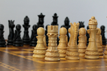 Шахматный стол из дерева с шахматами., фото №11