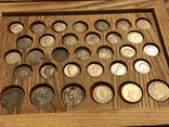 32 серебряные монеты в деревянном планшете., фото №2