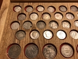 32 серебряные монеты в деревянном планшете., фото №3
