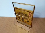 Золотистая банкнота 100 долларов в рамке, фото №5