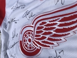 Detroit Red Wings 2008 Джерси и шайба с афтографами команды, сертификат, фото №12