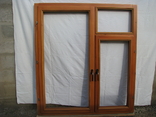 Три деревянных окна с резным багетом, фото №3