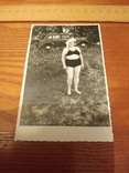 Фото упитанный девушки в купальнике около автомобиля, фото №2