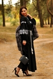 Чоловіча сорочка класичного крою і вишукана жіноча сукня з вишивкою, фото №7