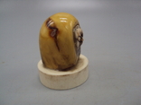 Фигура миниатюра статуэтка Дарума нэцкэ янтарь кость мамонта вес 51 г, фото №10