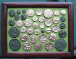 Монеты античности в золоте и бронзе. Копии, в раме без стекла, 24х19см., photo number 2