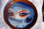 Embroidered painting Look of a woman, diameter 26.5 cm, photo number 3