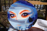 Embroidered painting Look of a woman, diameter 26.5 cm, photo number 4