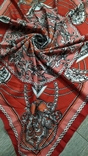 Италия!большой роскошный атласный коралловый платок с вензелями, шаль, новый, фото №4