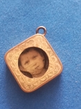The pendant is gilded (under the photo?)., photo number 2