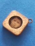 The pendant is gilded (under the photo?)., photo number 3