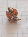 The dog's brooch is small., photo number 2