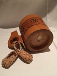 Декоративные деревянная кружка и бочонок, фото №10