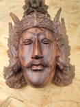 Деревянная маска с изображением божества, фото №5