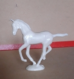 Маленькая статуэтка,колкий пластик "Лошадка" времён СССР клеймо,высота 8,5 см,длина 9,5 см, фото №2