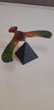 Птица балансирующая на пирамиде, фото №2