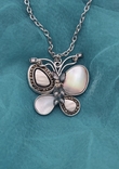 Дизайнерська ювелірна прикраса, кулон Метелик з клеймом Nygard, перламутр кристали, photo number 2