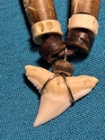 Старый амулет оберег кулон зуб акулы, кость резьба, фото №6