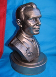 Бюст Юрия Гагарина на подставке, космос, фото №3