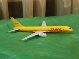 Модель Боинга DHL на подставке, фото №6