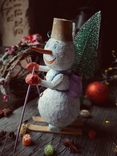 Сніговик на лижах з ялинкою Ексклюзивна дерев'яна іграшка ручної роботи, фото №3